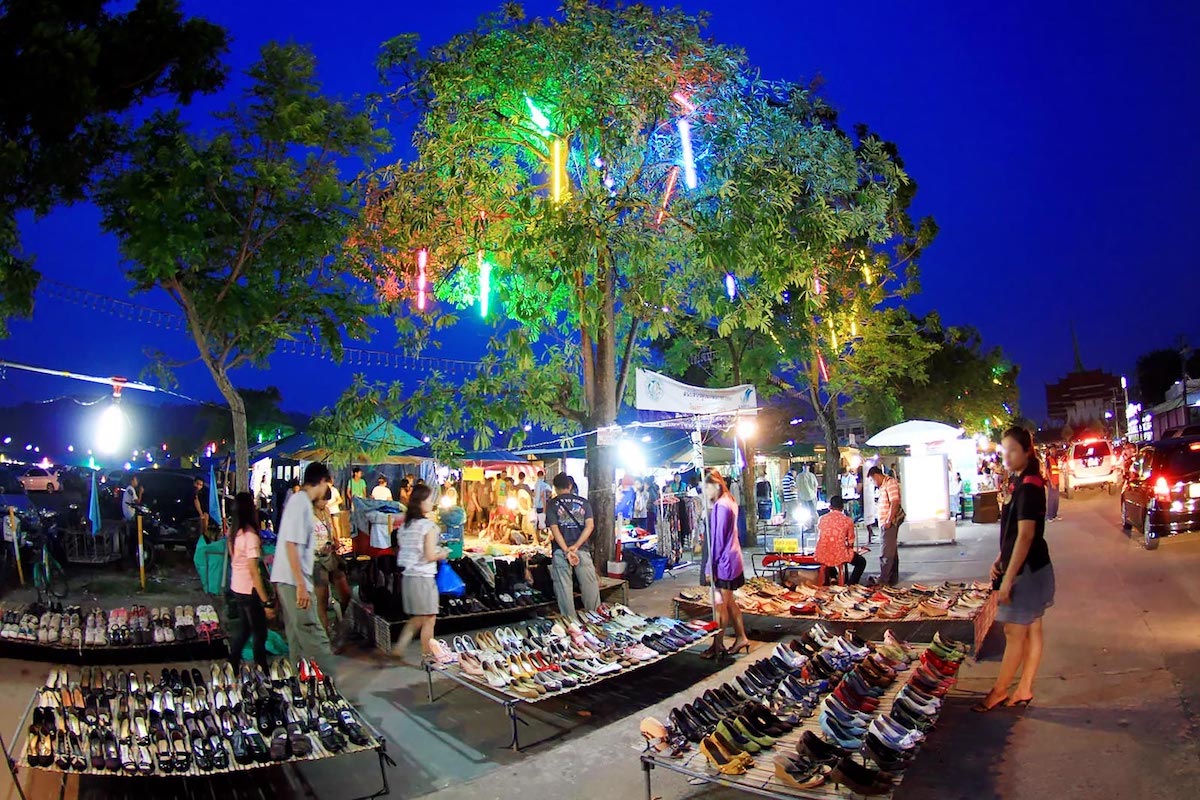 Phuket Weekend Market - Tempat Wisata Favorit dan Terkenal di Phuket Thailand