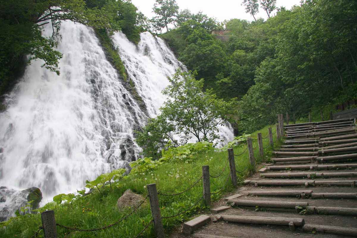 Oshinkoshin Waterfall - Tempat Wisata Favorit dan Terkenal di Hokkaido